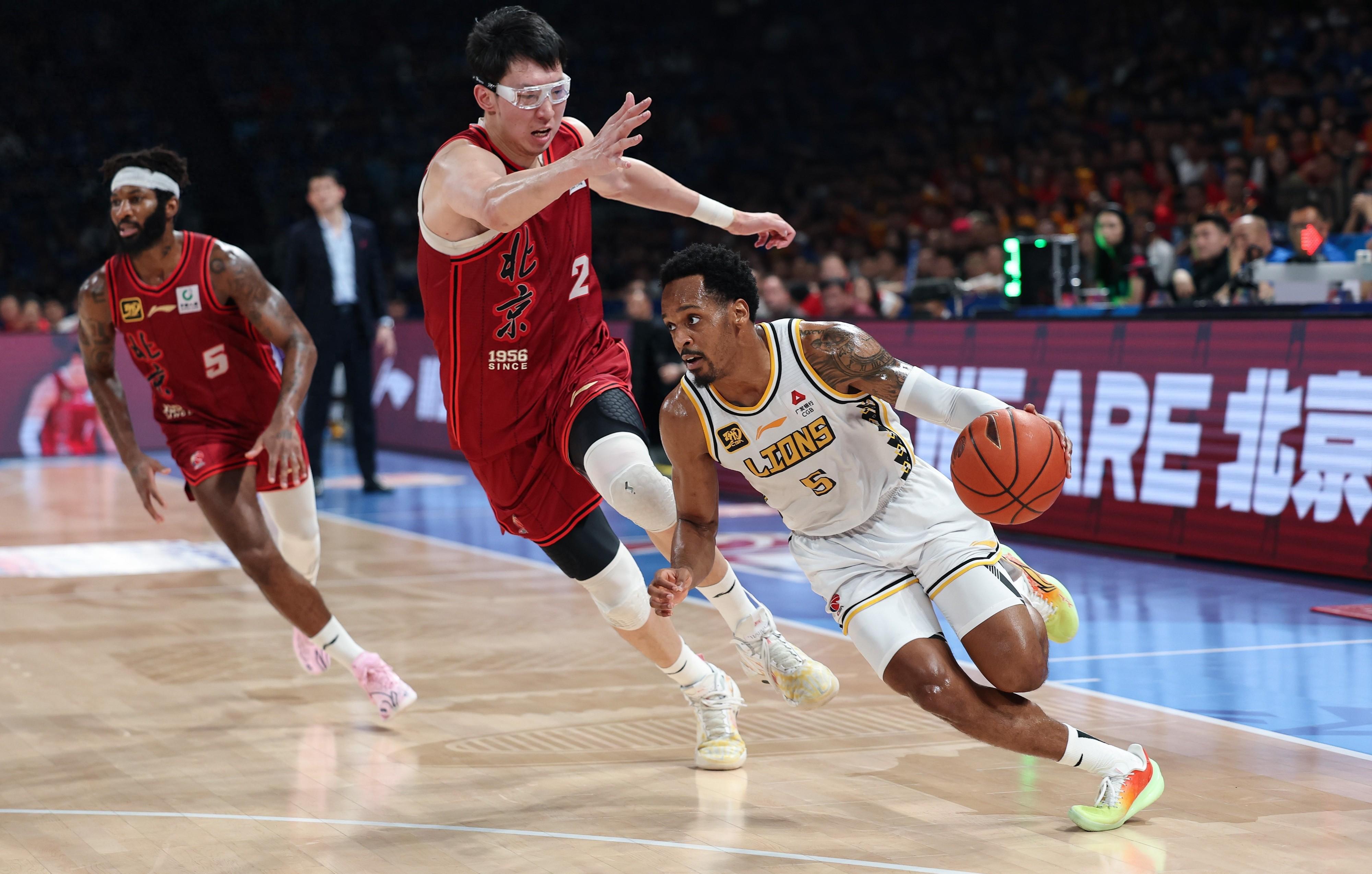 yabo.com -浙江队训练开放日，关键时刻扳平良机引欢呼，英超在即，资深球员宣示担当 